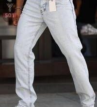 Gardırobun bir parçası olarak yapay elmaslı kot pantolonlar