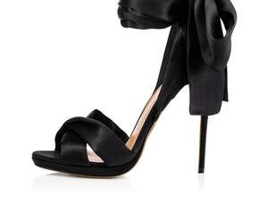 Kırmızı ayakkabılı siyah elbise (56 fotoğraf)