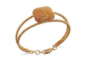 Kadın altın bilezikler