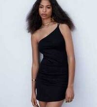 Asimetrik elbise - alışılmadık silueti ile dikkat çekiyor