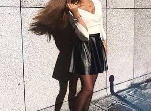 Spor ayakkabı ile etek