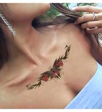 Göğüste dövmeler