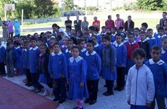 Önlüklü okul üniforması seçimi