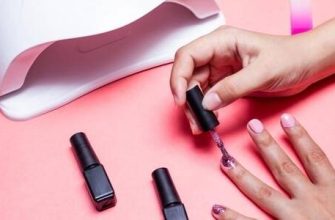 Pembe bir elbisenin altında manikür seçiminin incelikleri