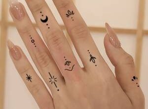 Kızlar için parmak dövmeleri