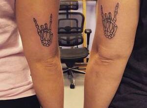 Kız kardeşler için en iyi eşleştirilmiş dövme fikirleri