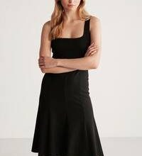 Güneş etekli elbise her modacının gardırobunda olmalı