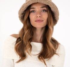 50'nin üzerindeki kadınlar için bir şapka