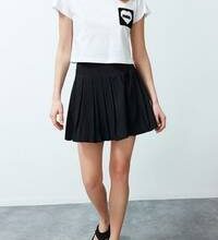 Siyah pileli etek ne ile giyilir??