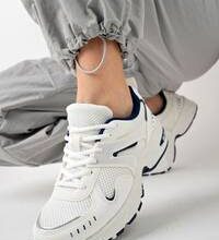 Spor ayakkabılı pantolonlar ve spor ayakkabılar