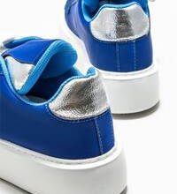 Mavi spor ayakkabılar