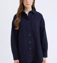 Kadın uzun gömlekleri