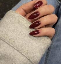 Bordo renklerde pedikür tasarım fikirleri