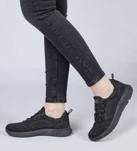 Siyah spor ayakkabılar