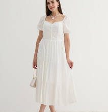 Beyaz bir elbise ne ile giyilir ve hangi aksesuarlar alınmalı?