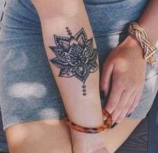 Kızlar için dövme «Akrep»