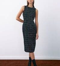 Düz siluetli elbise, klasik ve minimalizm hayranları için