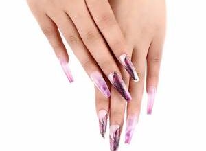Mor tırnak tasarımı: stil özellikleri ve dekor fikirleri