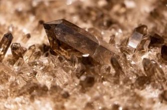 Kuvars: Taş nasıl görünür ve hangi özelliklere sahiptir??